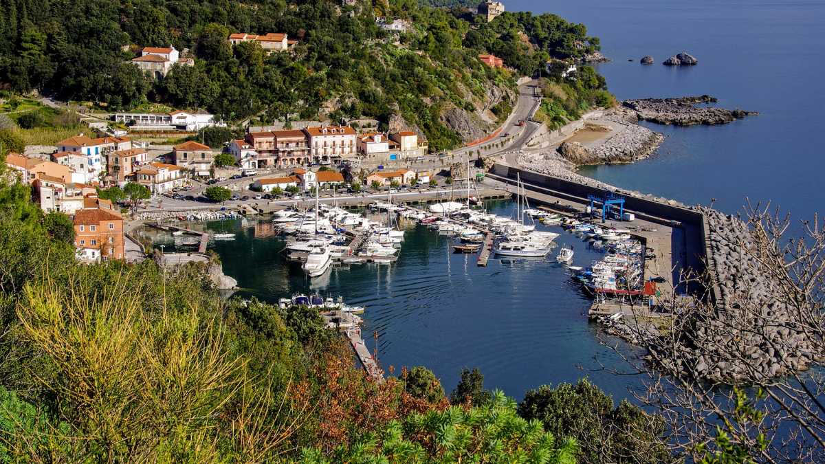 Come spostarsi tra le spiagge di Maratea con treni e bus locali